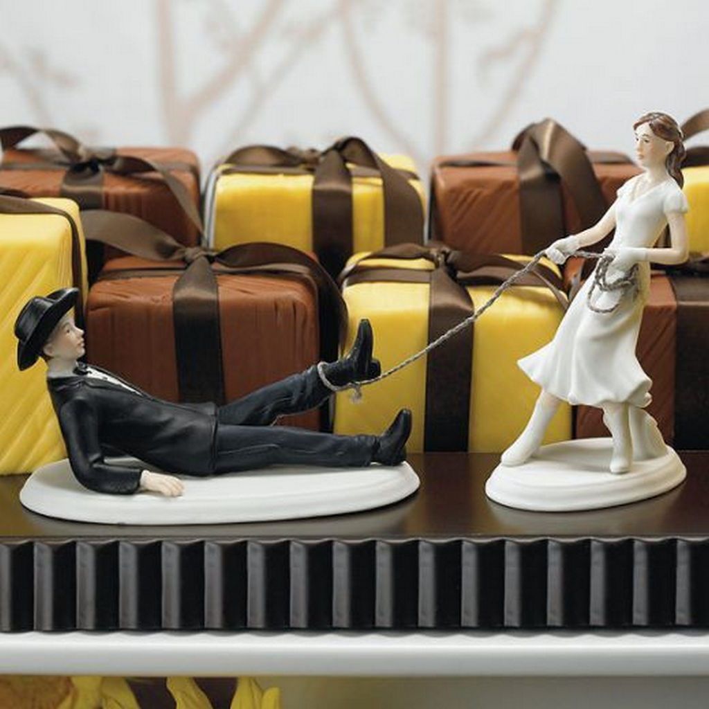 18 Funny Wedding Cake Toppers That Will Make You LOL