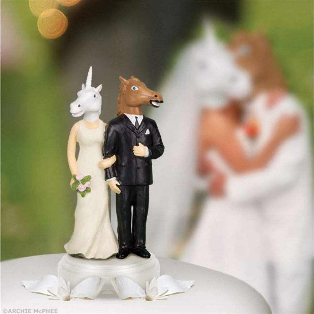 18 Funny Wedding Cake Toppers That Will Make You LOL