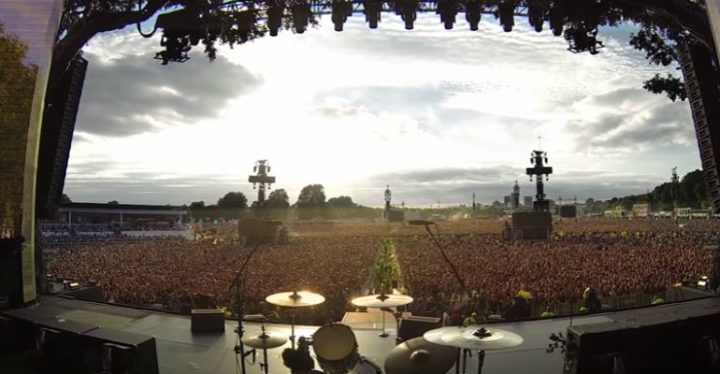 Green Day Fans Sing Queen's Bohemian Rhapsody Together in Harmony.